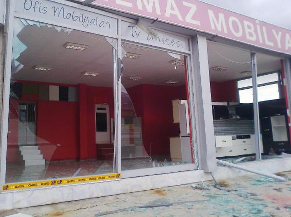 Akşehir\'de Şiddetli Rüzgar İşyerinin Camını Kırdı