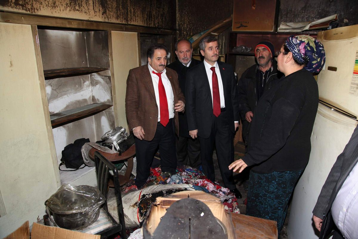 Tahmazoğlu, Evi Yanan Ailenin Yaralarını Sardı