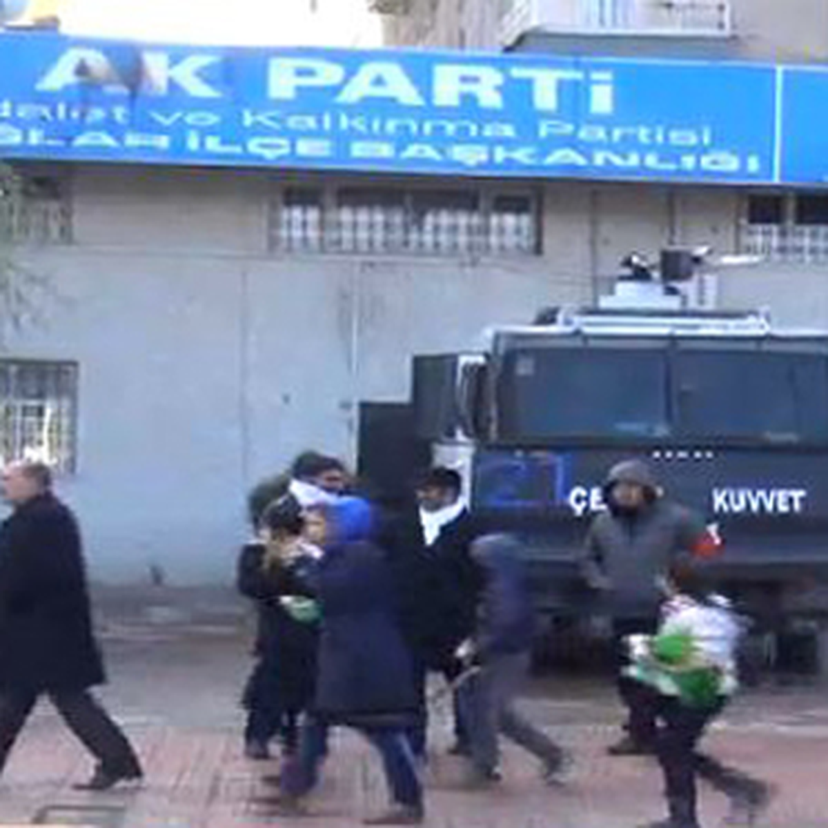 BDP\'liler, AK Parti Bürosuna Siper Oldu