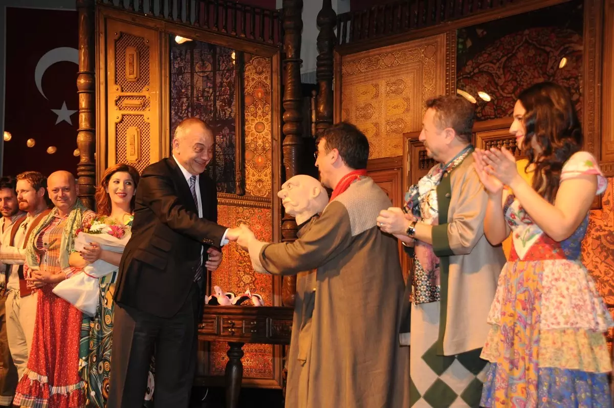 Bezirgan, Manisalı Tiyatro Severlerle Buluştu