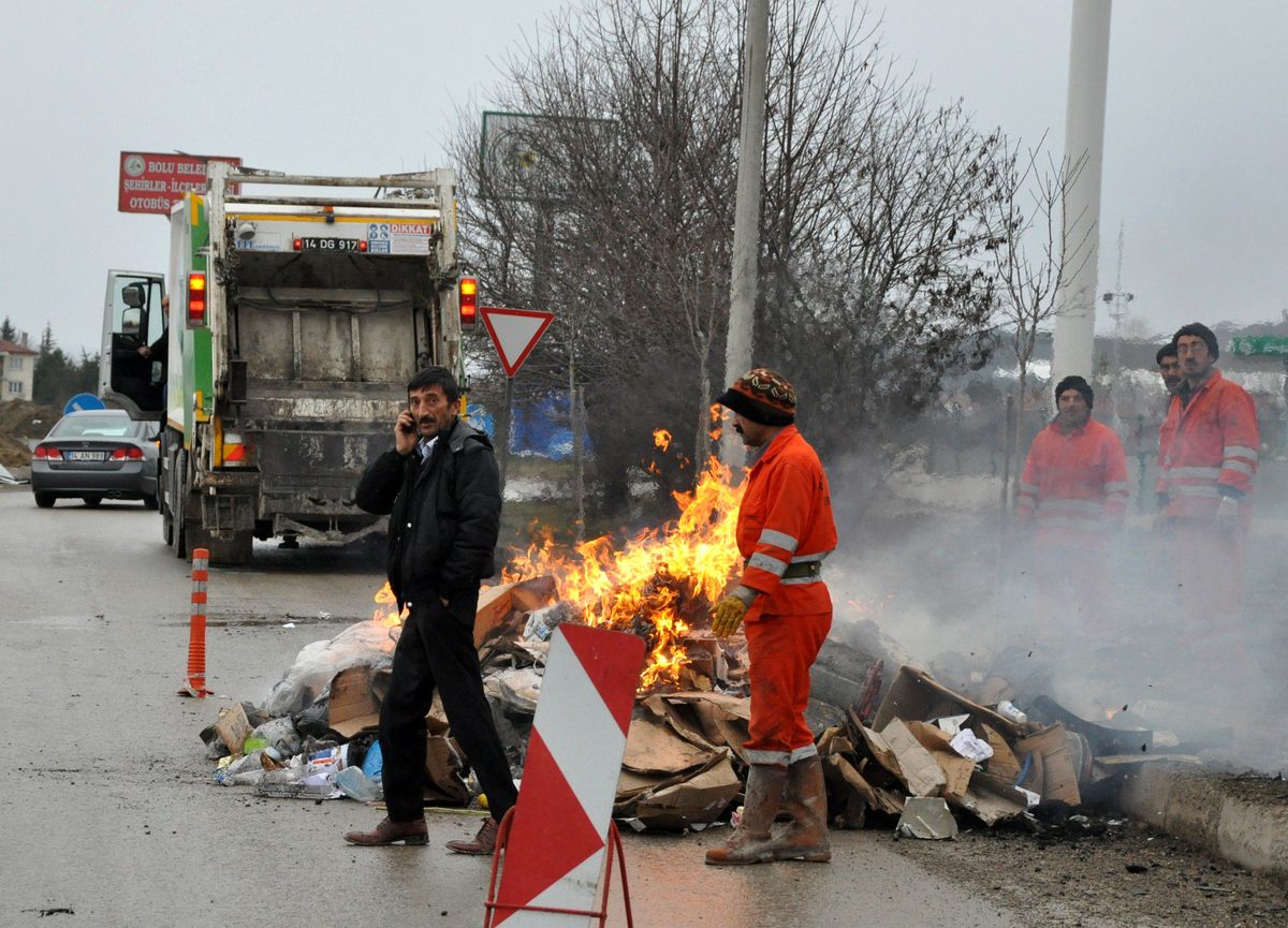 Çöp Kamyonunu Yanmaktan İşçiler Kurtardı