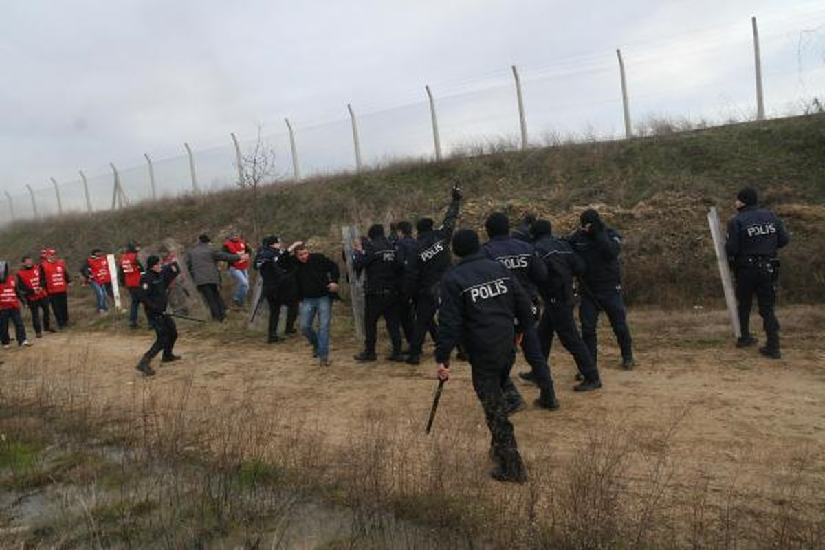 Çorlu\'da İşçi Eylemine Polis Müdahalesi