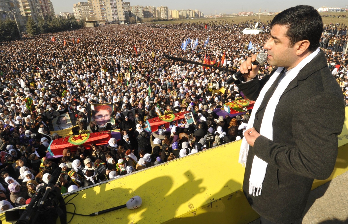 Diyarbakır ) Paris\'te Öldürülen 3 PKK\'lı Kadın İçin Diyarbakır\'da Tören Düzenlendi