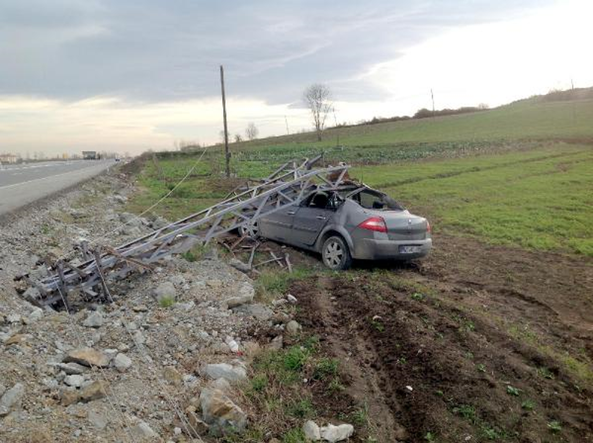 Elektrik Direğine Çarpan Otomobilin Sürücüsü Yaralandı
