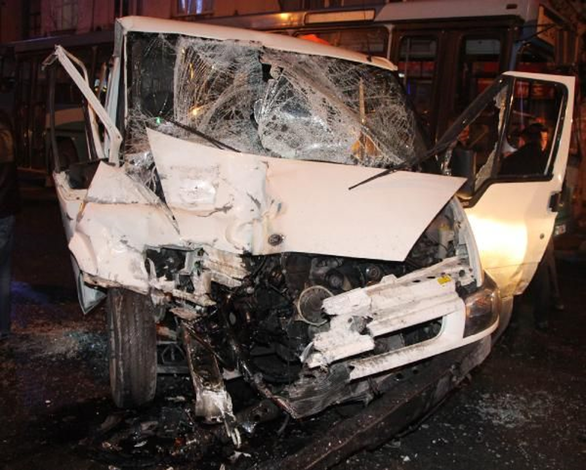 Esenler\'de Minibüs, Çöp Kamyonuna Çarptı: 2 Yaralı