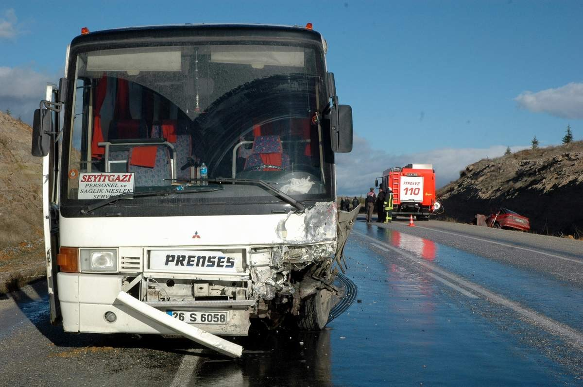 Eskişehir\'de Otomobille Öğrenci Servisi Çarpıştı