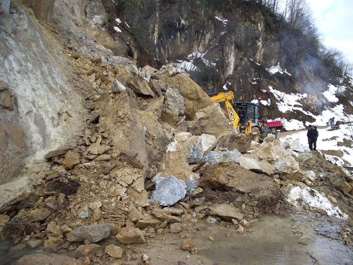 Giresun\'da Heyelan Belde Yolunu Ulaşıma Kapattı