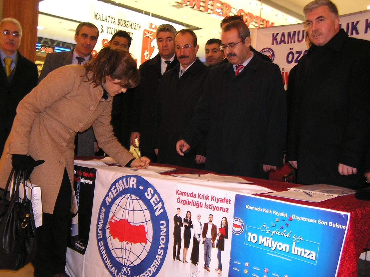 Kamuda Kıyafet Serbestliği İçin Stant Açıldı