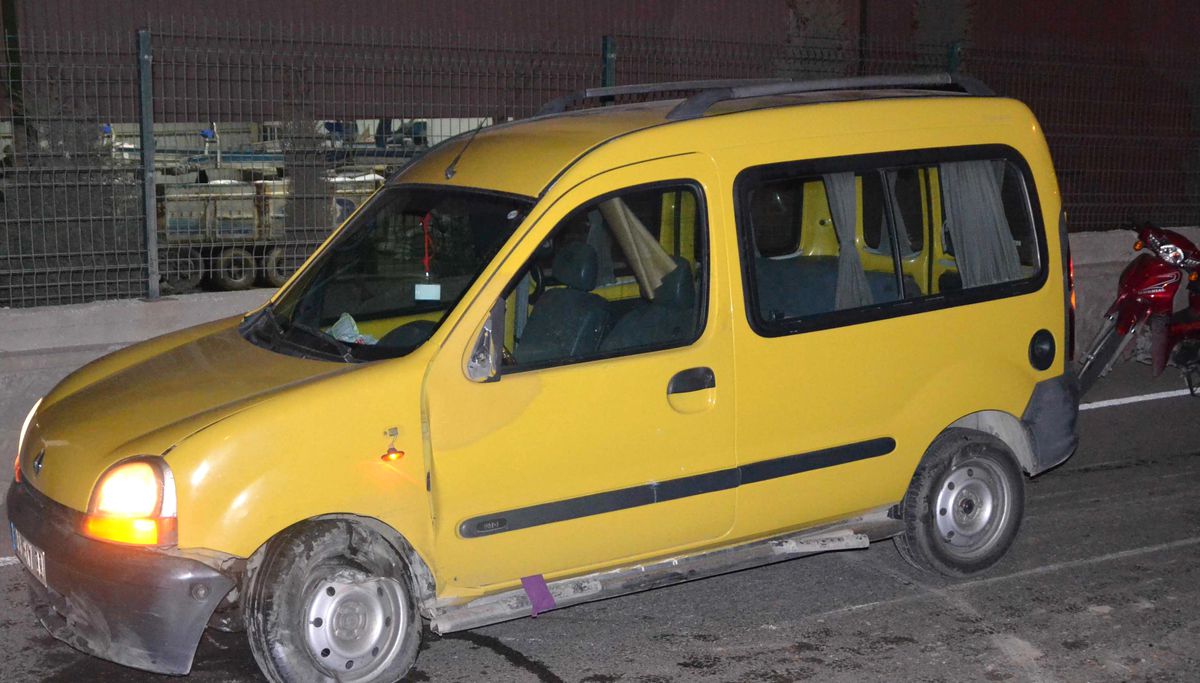 Kaza Yaptı Arabayı Terk Etti