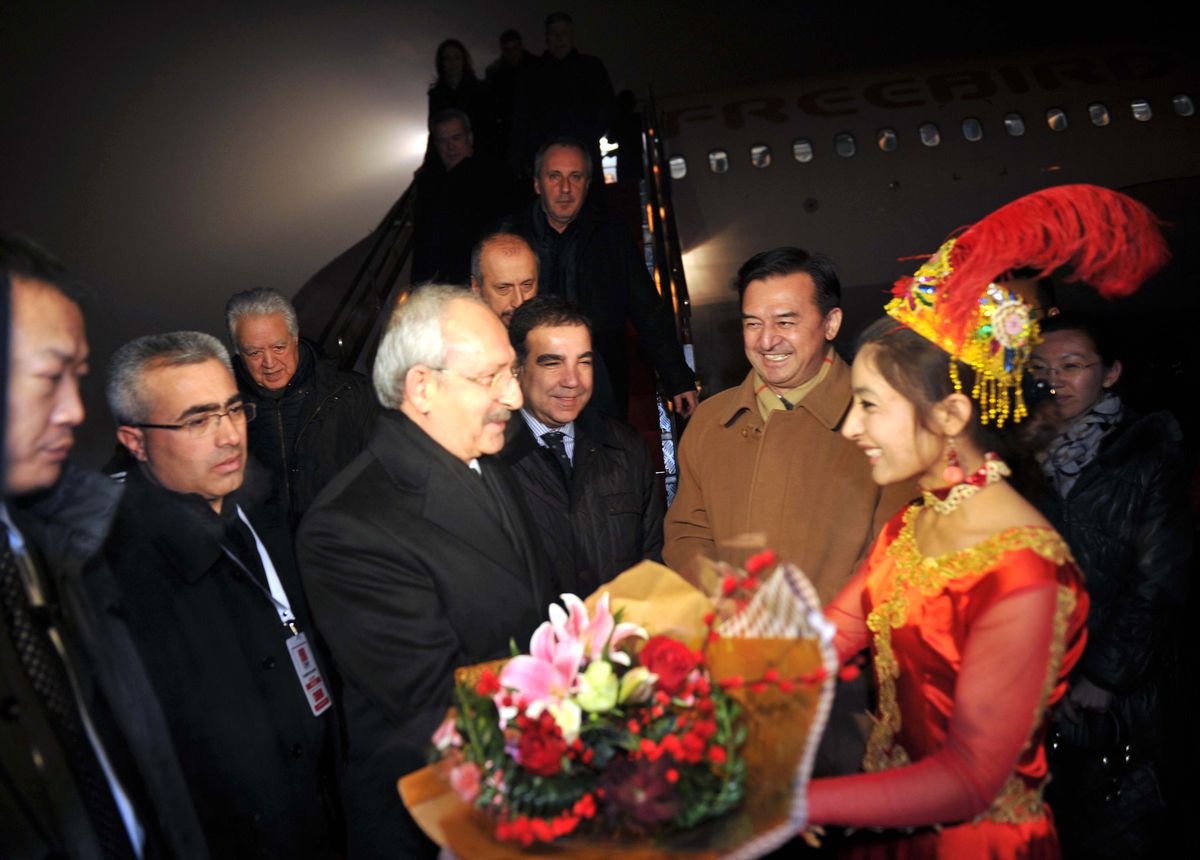 Kılıçdaroğlu, Urumçi\'de Çiçekle Karşılandı
