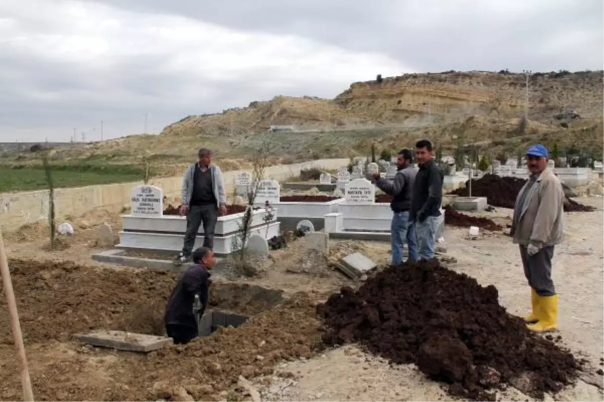 Mersin'de, Paris'te Öldürülen PKK'lı Leyla Şaylemez İçin Cenaze Hazırlığı