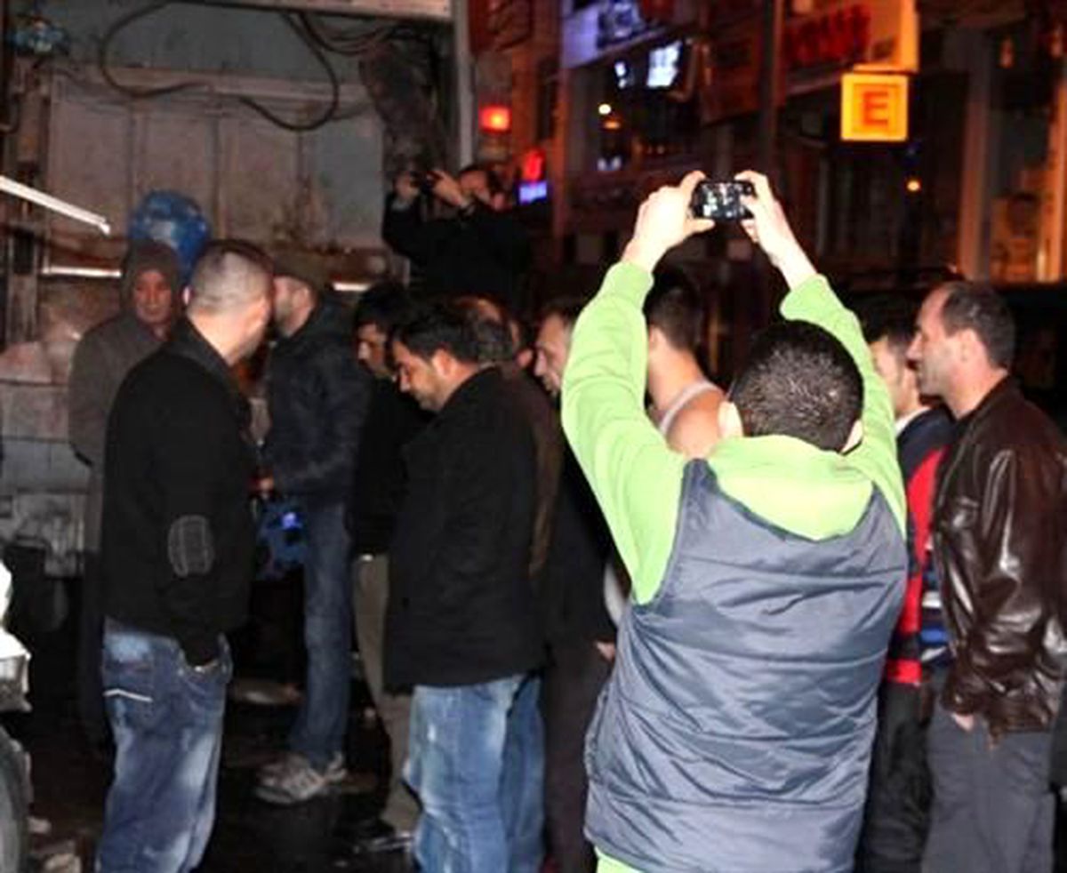 Minibüs Çöp Kamyonuna Çarptı: 2 Yaralı