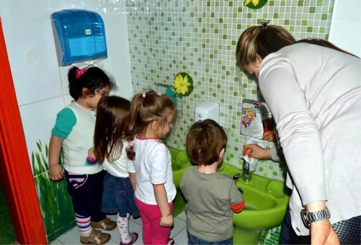 Miniklere El Yıkama Dersi