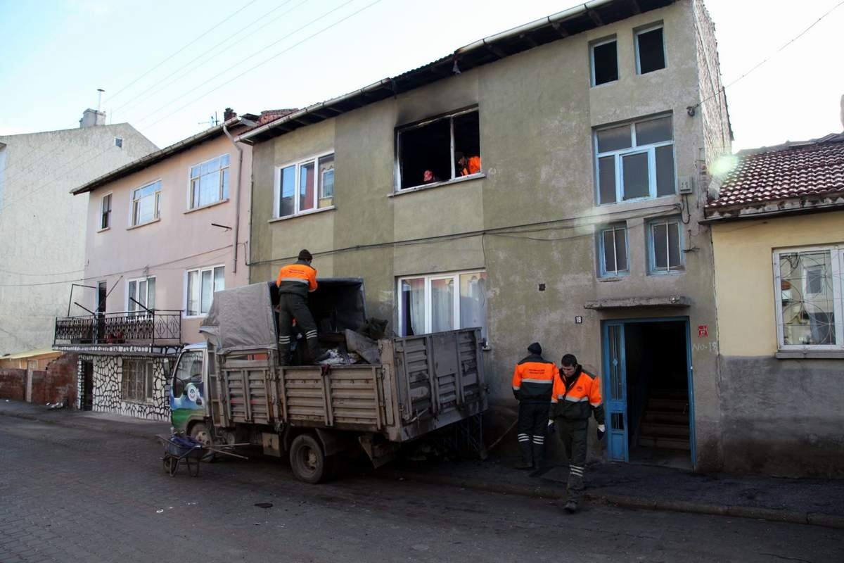 Odunpazarı Belediyesi Evi Yanan Aileye Sahip Çıktı