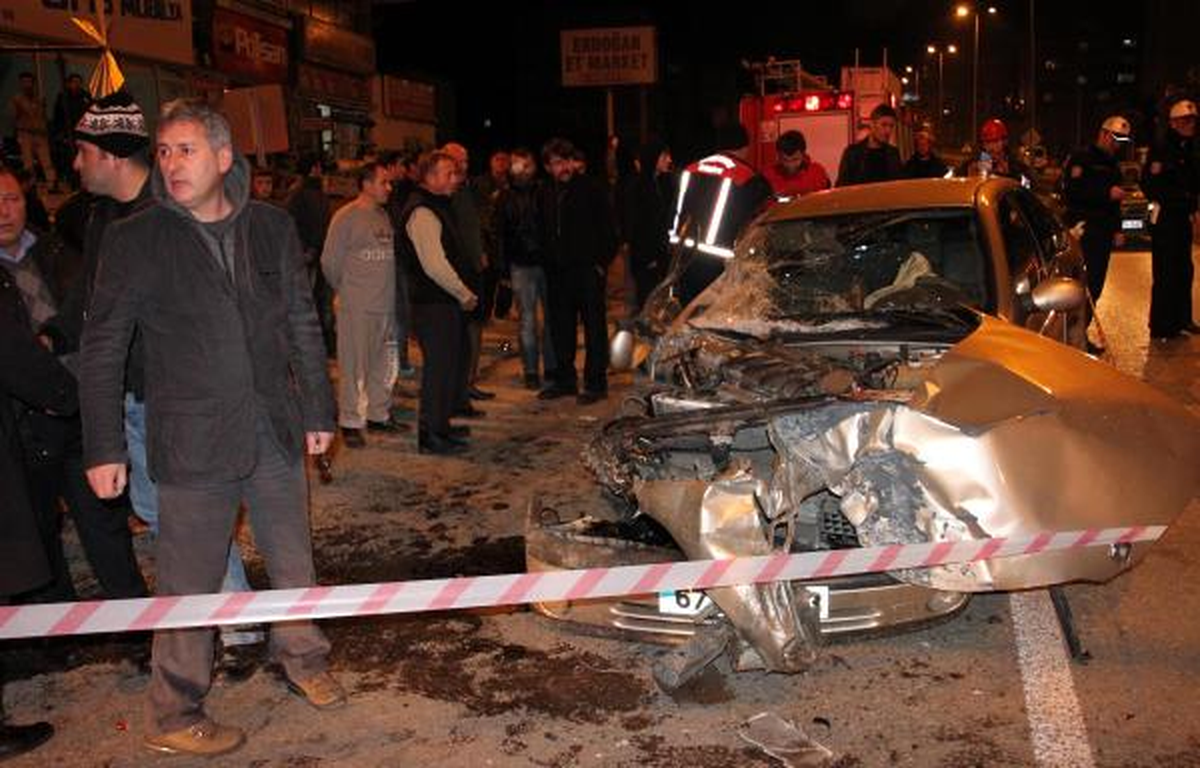 Otomobil, Yolcu Alan Midibüse Çarptı: 4 Yaralı