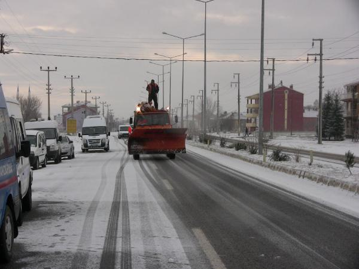 Uşak\'a Mevsimin İlk Karı Düştü