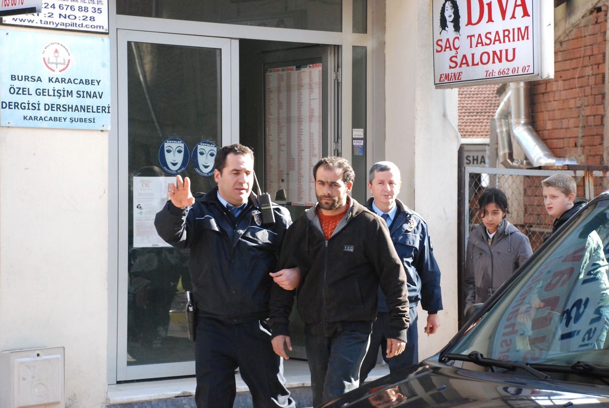 Ailesini Geçindiremediği İçin Çatıya Çıktı