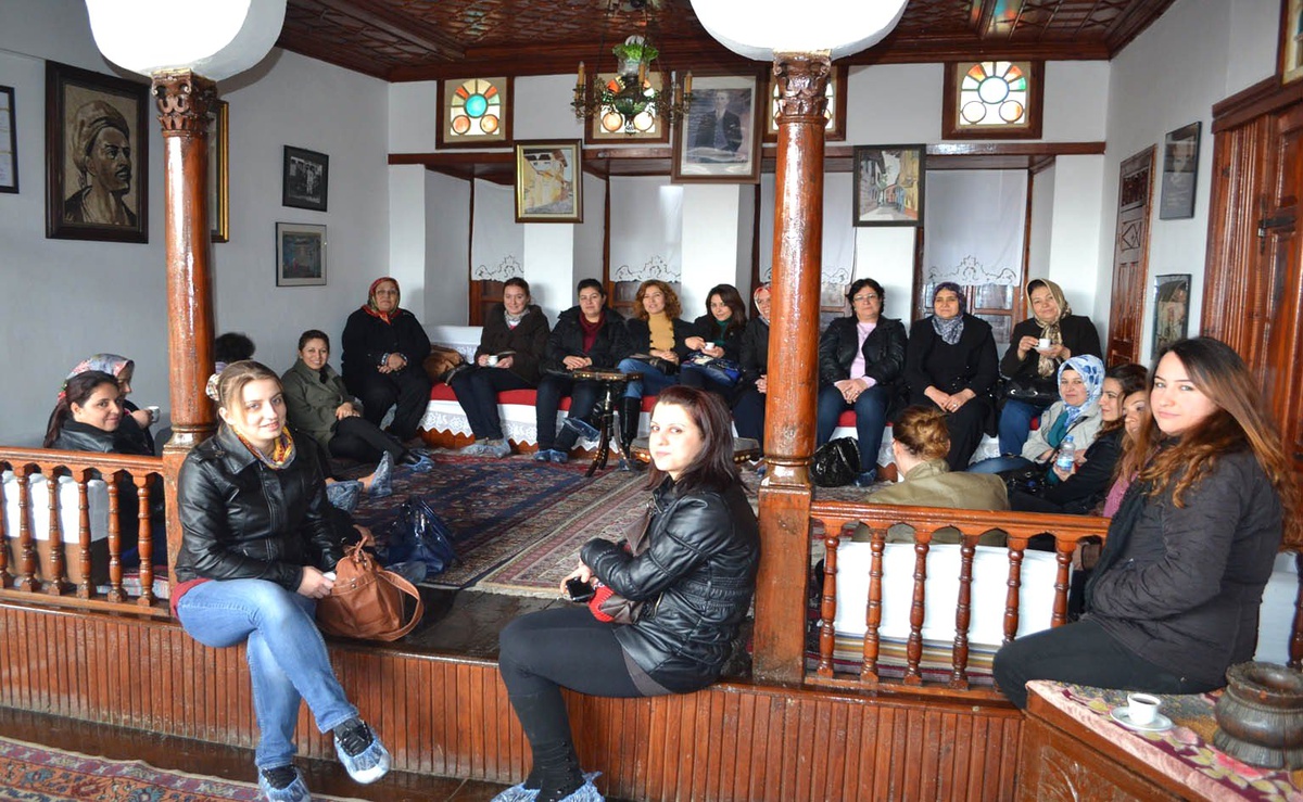 Alaşehir\'den Gelen Ak Partili Kadınlar Kula\'yı Gezdi