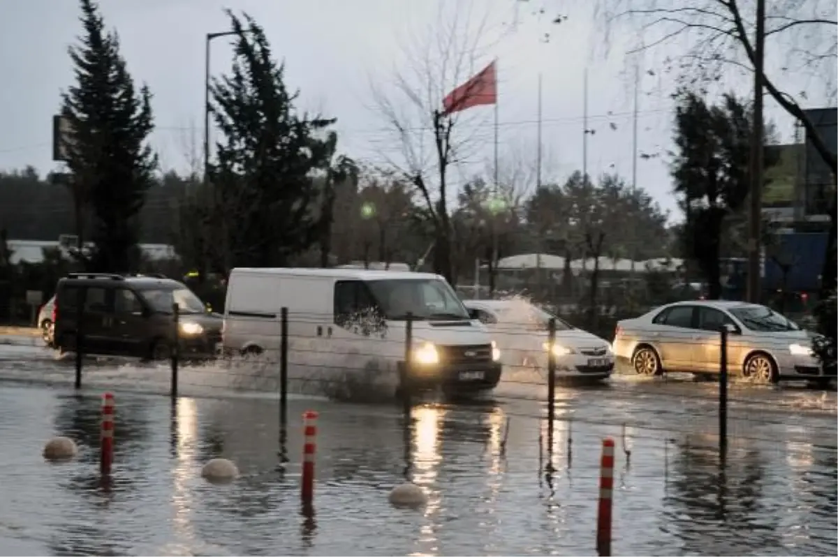 Antalya\'da Yağmur Hayatı Felç Etti (2)