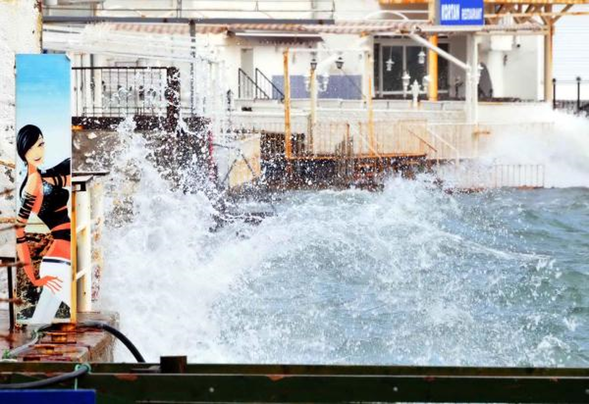 Bodrum\'u Lodos Vurdu; Evler ve İşyerleri Su Altında Bıraktı