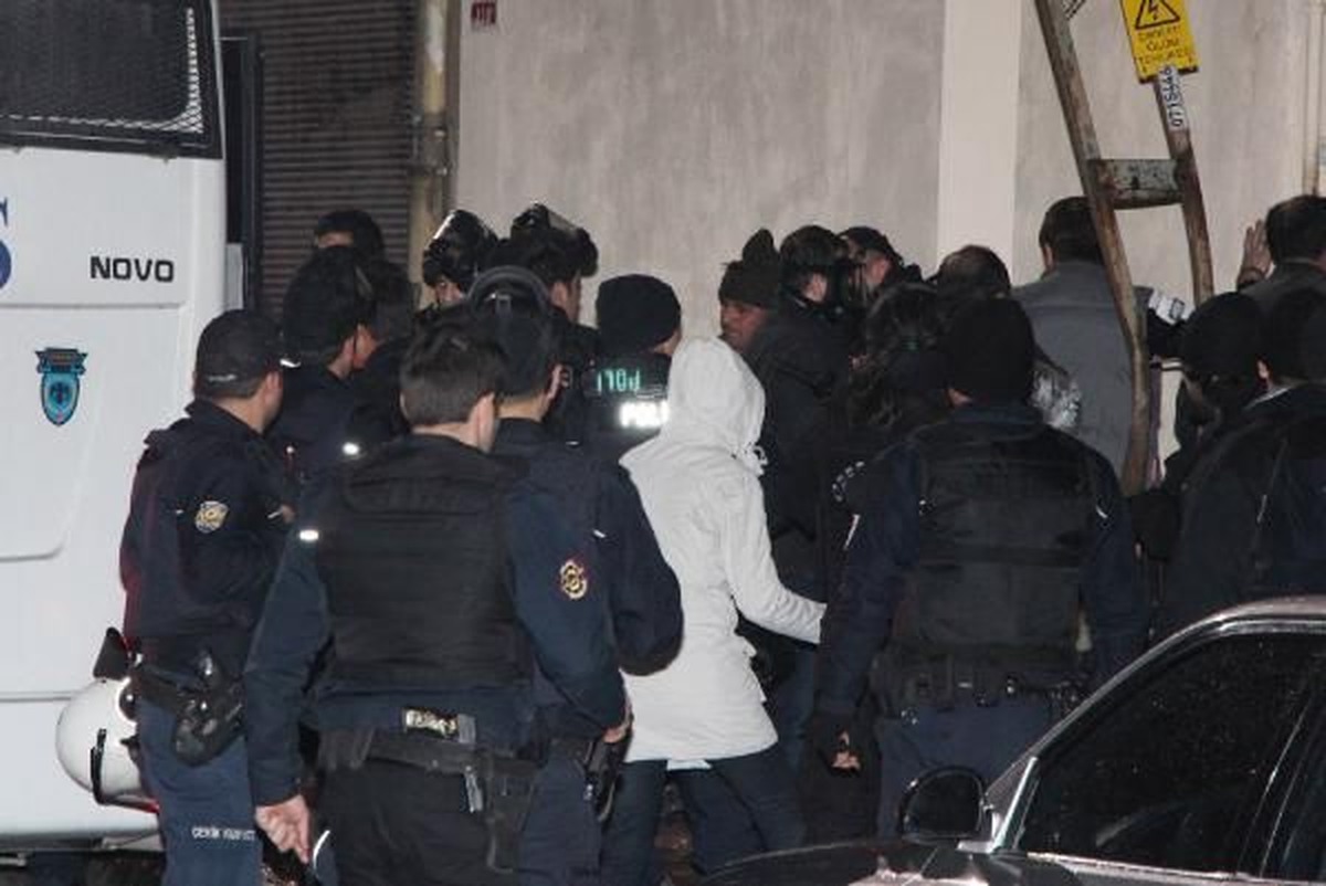 Çağdaş Hukukçular Derneği\'nde Arama Gerginliği