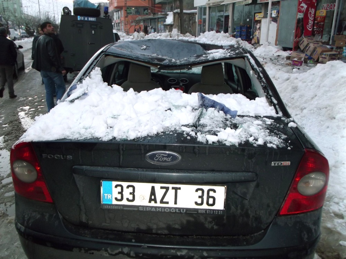 Çatıdan Düşen Kar Kütlesi, Otomobili Kullanılamaz Hale Getirdi