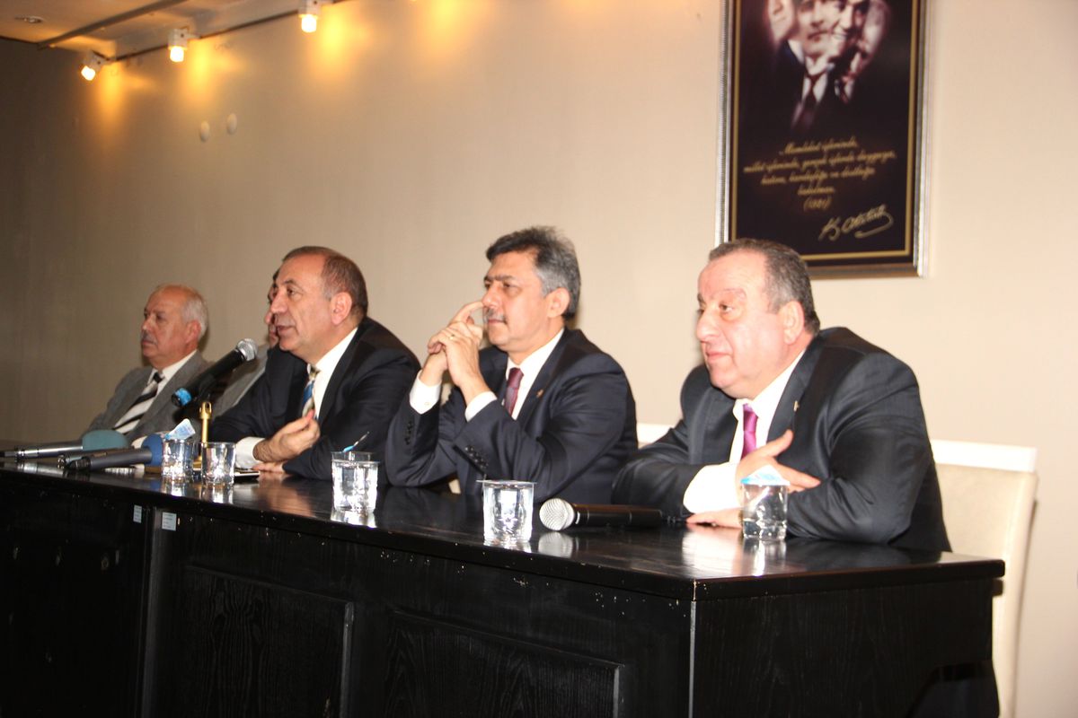 CHP Genel Başkan Yardımcısı Tekin\'in Katıldığı Panelde, Cuma Namazı Polemiği Yaşandı