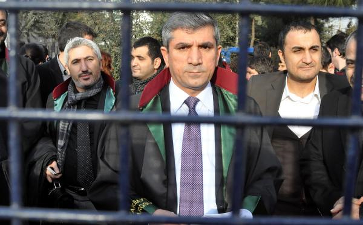Diyarbakır\'da Avukatlardan Polis Bariyeri Arkasından Basın Açıklaması