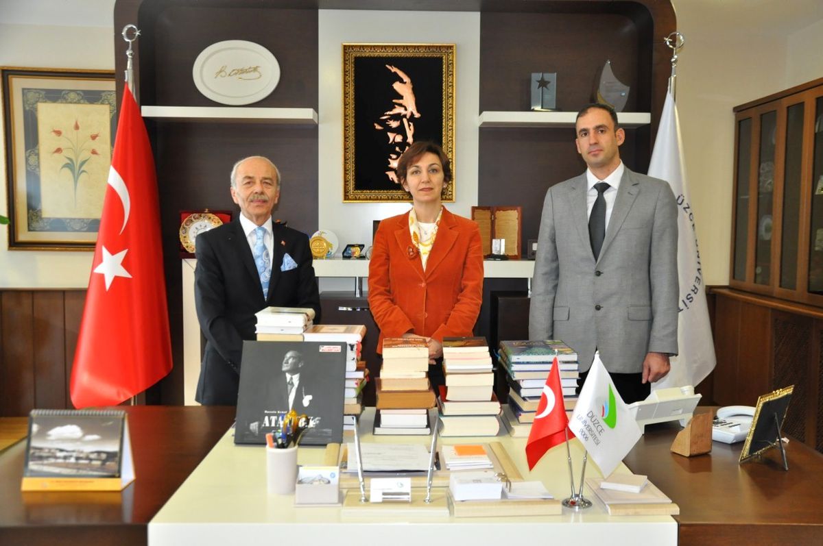 Düzce Üniversitesi\'ne 250 Adet Kitap Bağışı