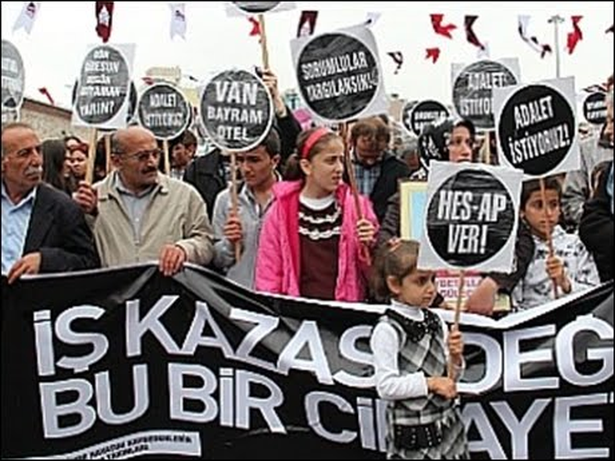Esenyurt'ta Ölen 11 İşçinin Aileleri Eylem Yaptı