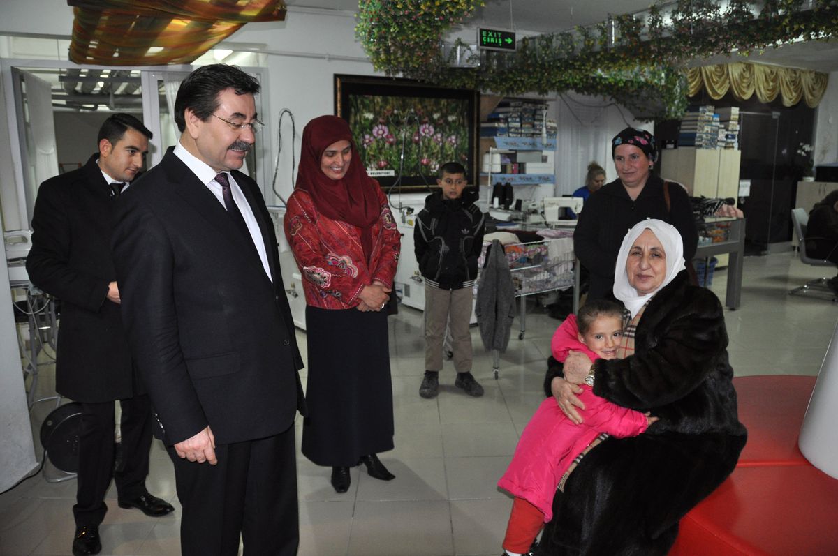 Hayırsever İş Kadını Melek İpek\'ten Paylaşım Noktasına Destek