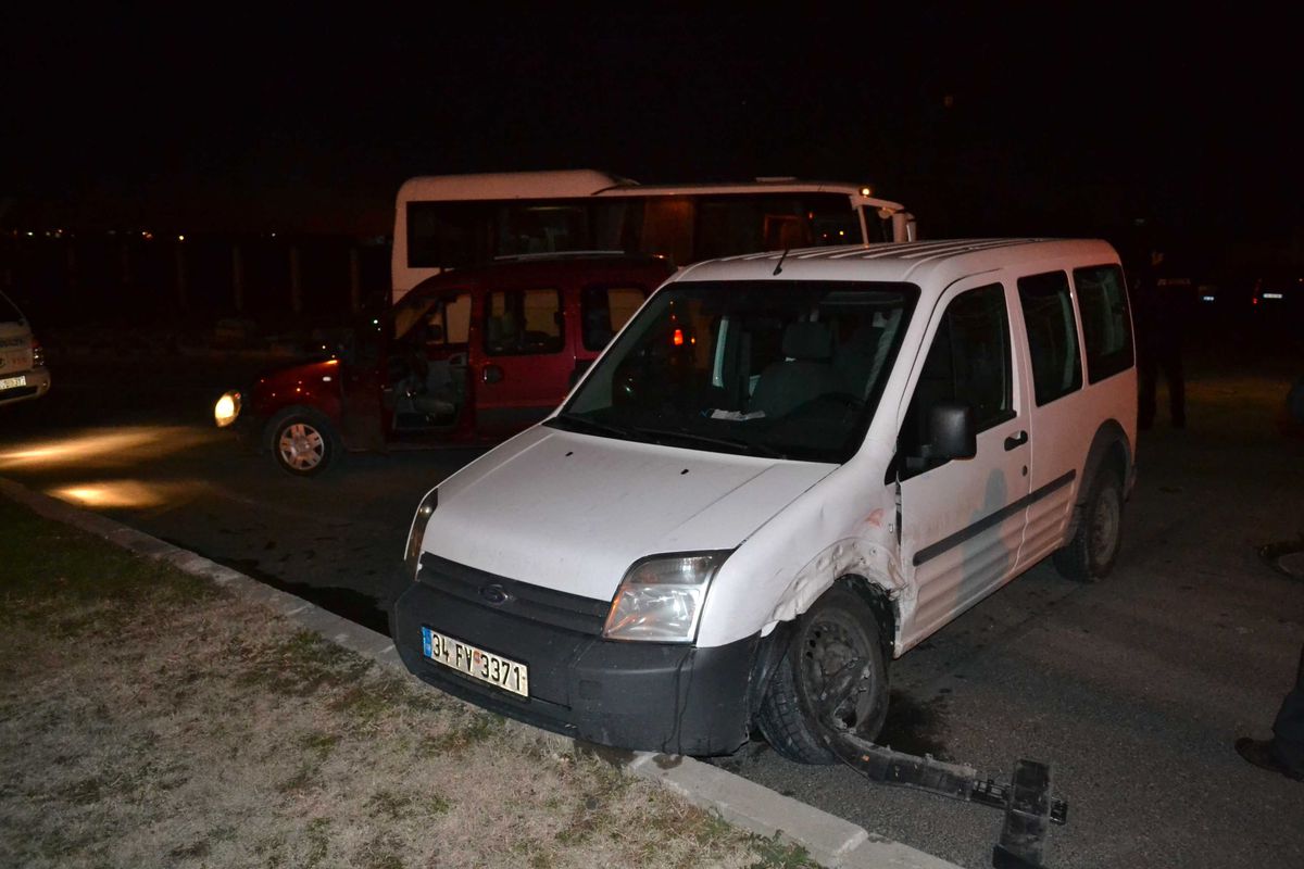 İki Araç Kavşakta Çarpıştı; 1 Yaralı