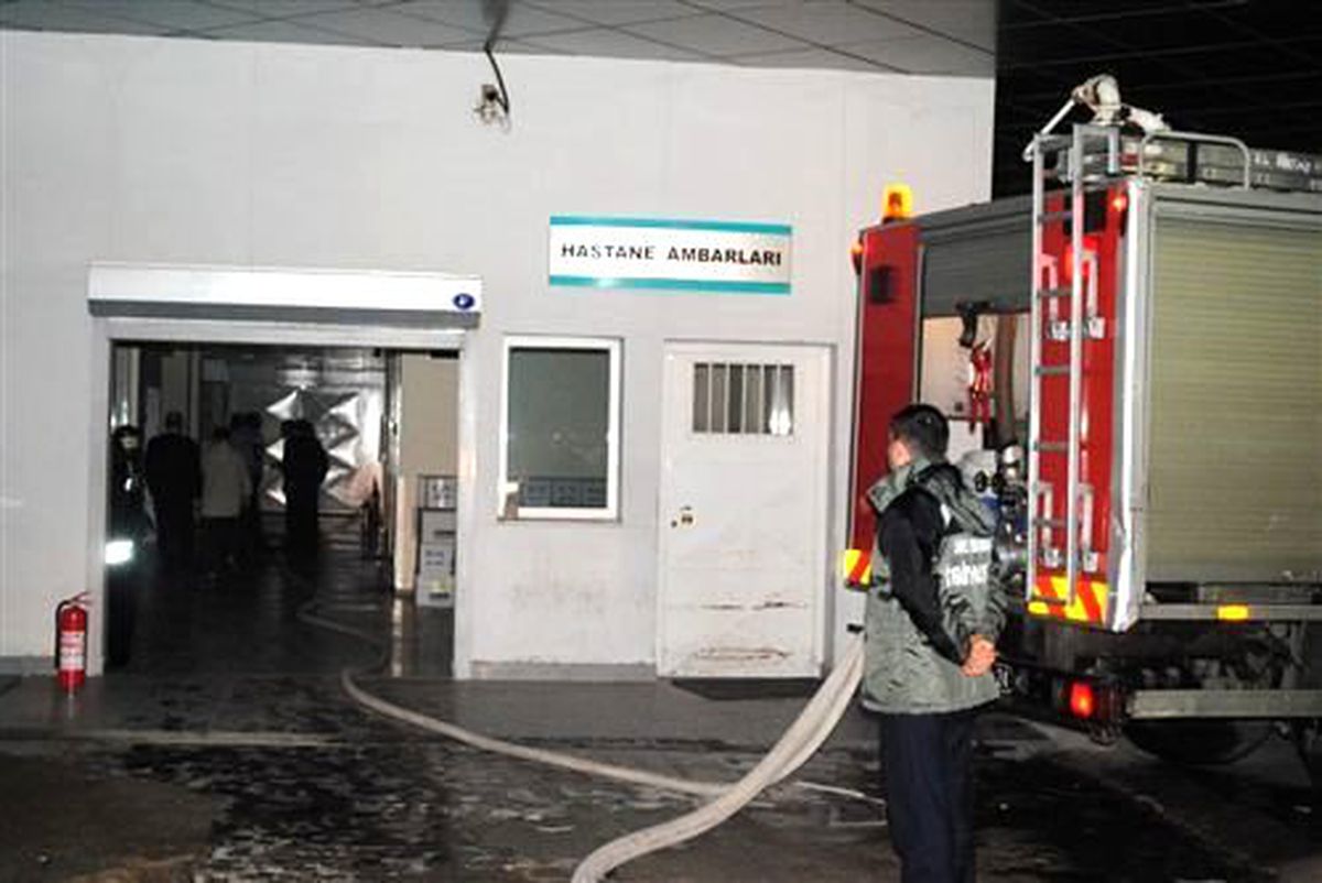 İzmir\'de Hastane Yangını