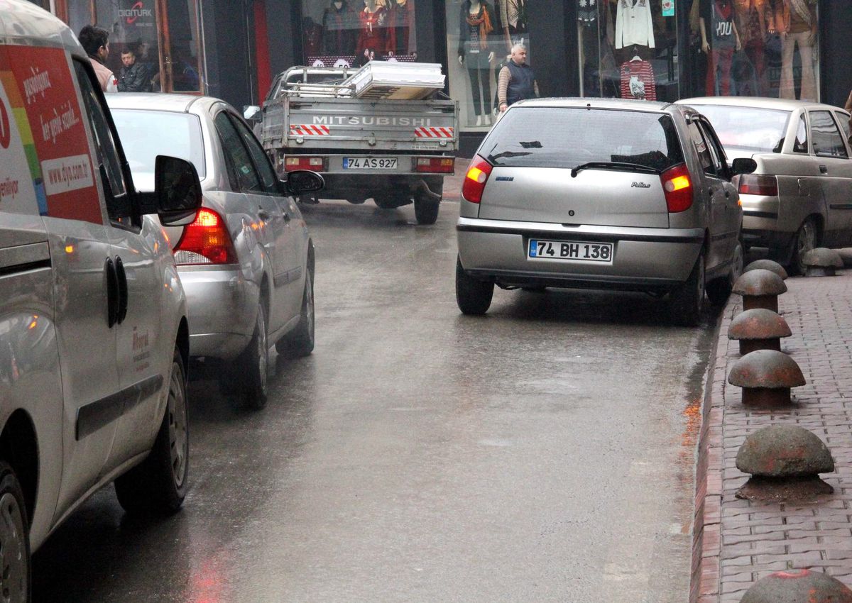 Kaldırımlar Oto Parka Döndü