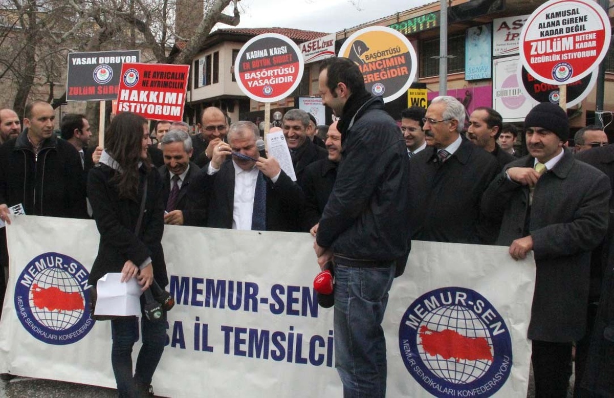 Kıyafet Özgürlüğü İçin Kravatlarını Çıkardılar