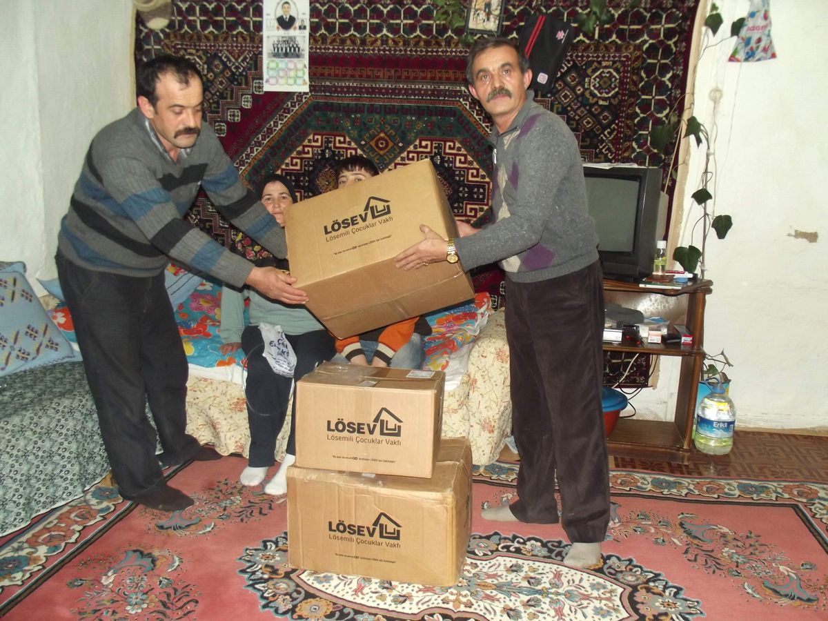 Lösev\'den Damla\'ya Gıda Yardımı