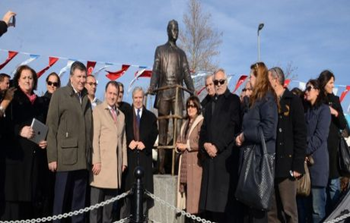 Nazım Hikmet Heykelini Açtılar