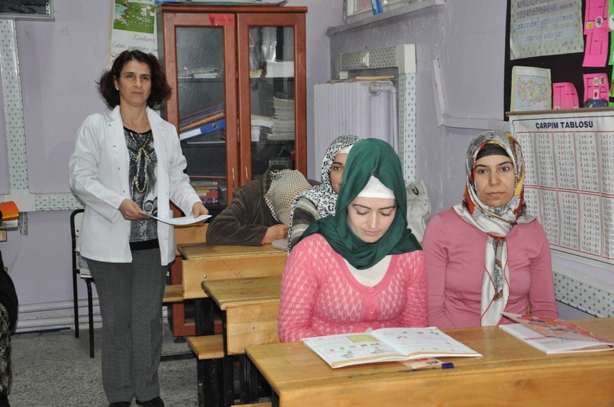 Okuma Yazma Kursunu Başarı ile Bitiren 7 Kursiyer Sertifikalarını Aldı