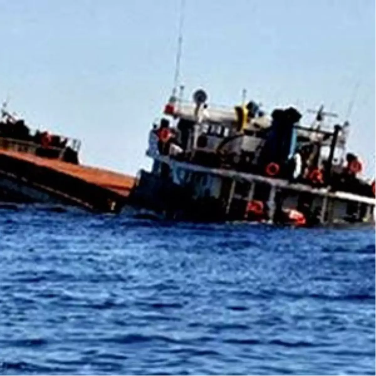 Rize'de Kuru Yük Gemisi Yan Yattı