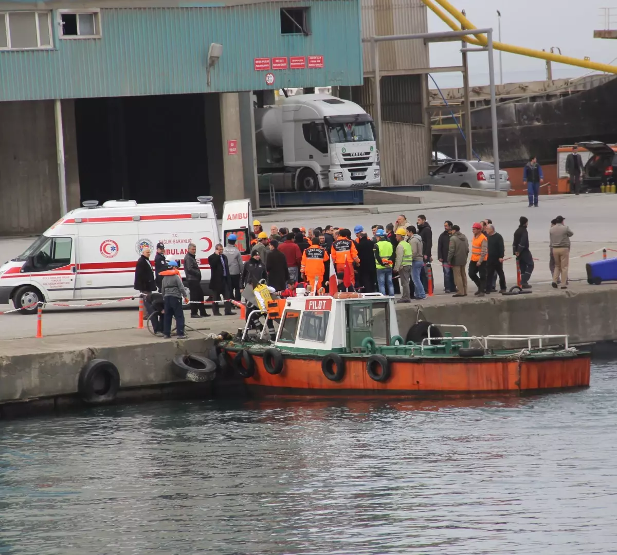 Rize'de Kuru Yük Gemisinin Yatması