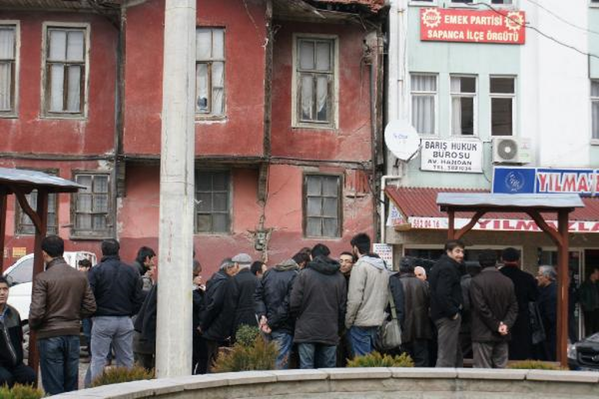 Sapanca\'da Emek Partisi İlçe Başkanlığına Saldırı