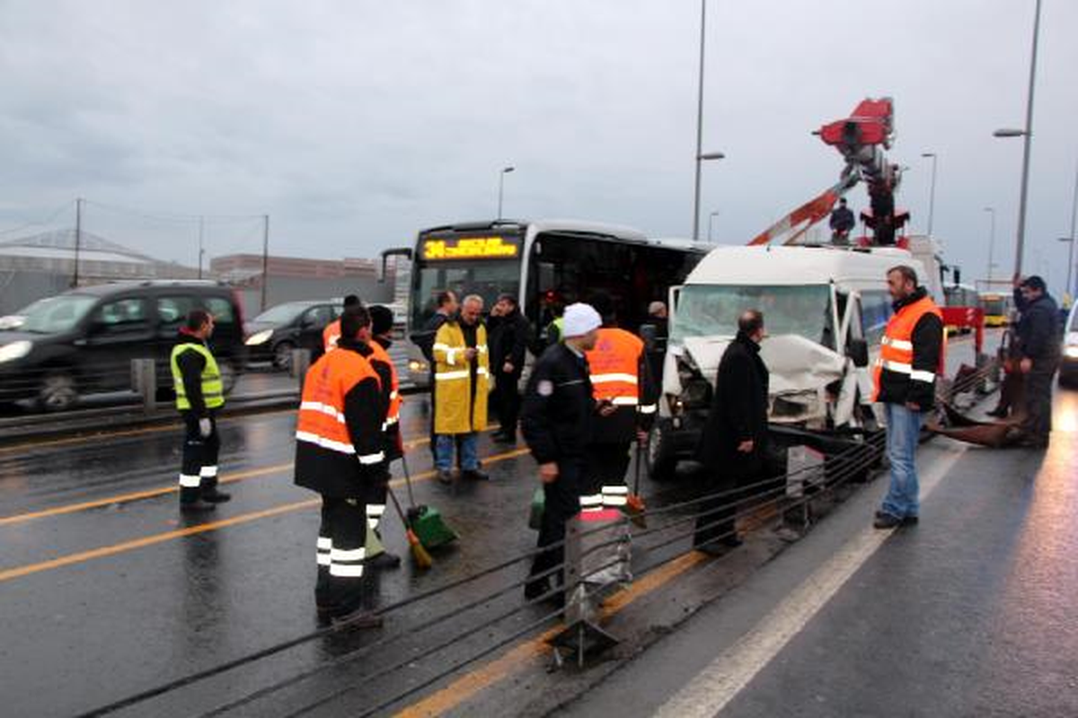 Servis Minibüsü Metrobüse Çarptı