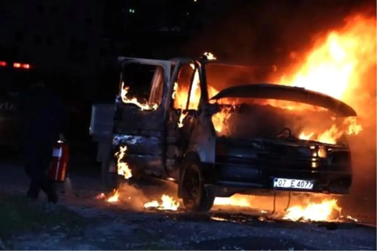 Seyir Halindeki Kamyonet Alev Alev Yandı