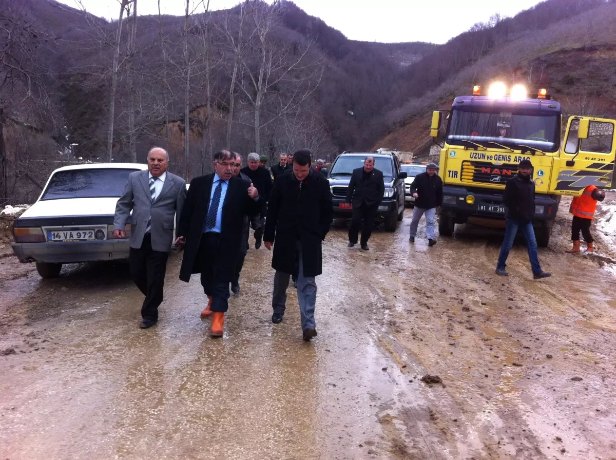 Vali Çilimli'de Heyelan Nedeniyle Kapanan Yolda İncelemelerde Bulundu