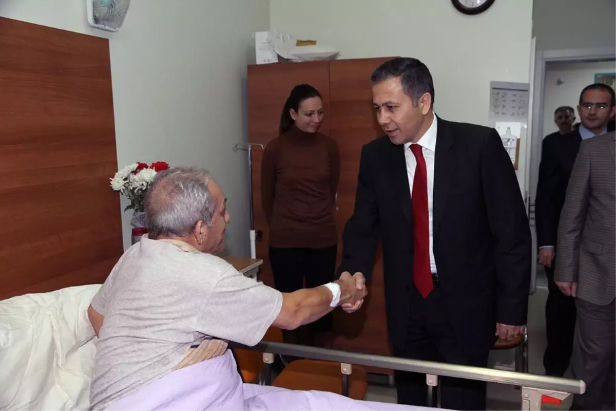 Vali'den Hasta Olan Şehit Babasına Ziyaret