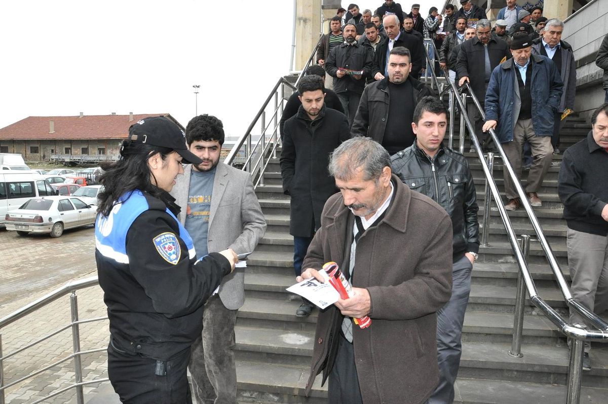 Yerköy\'de Toplum Destekli Polis Broşür Dağıttı