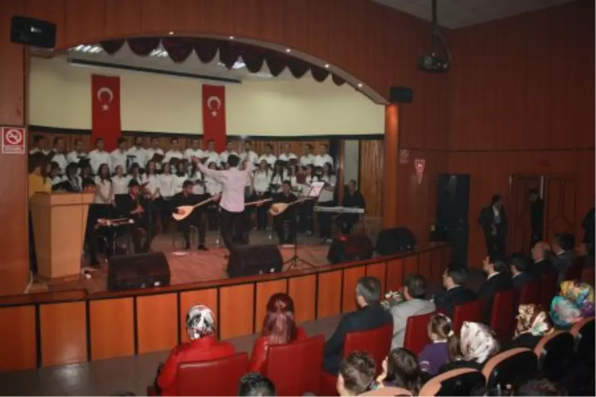 Ağrı\'da Öğretmenler Korosu İkinci Konserini Verdi