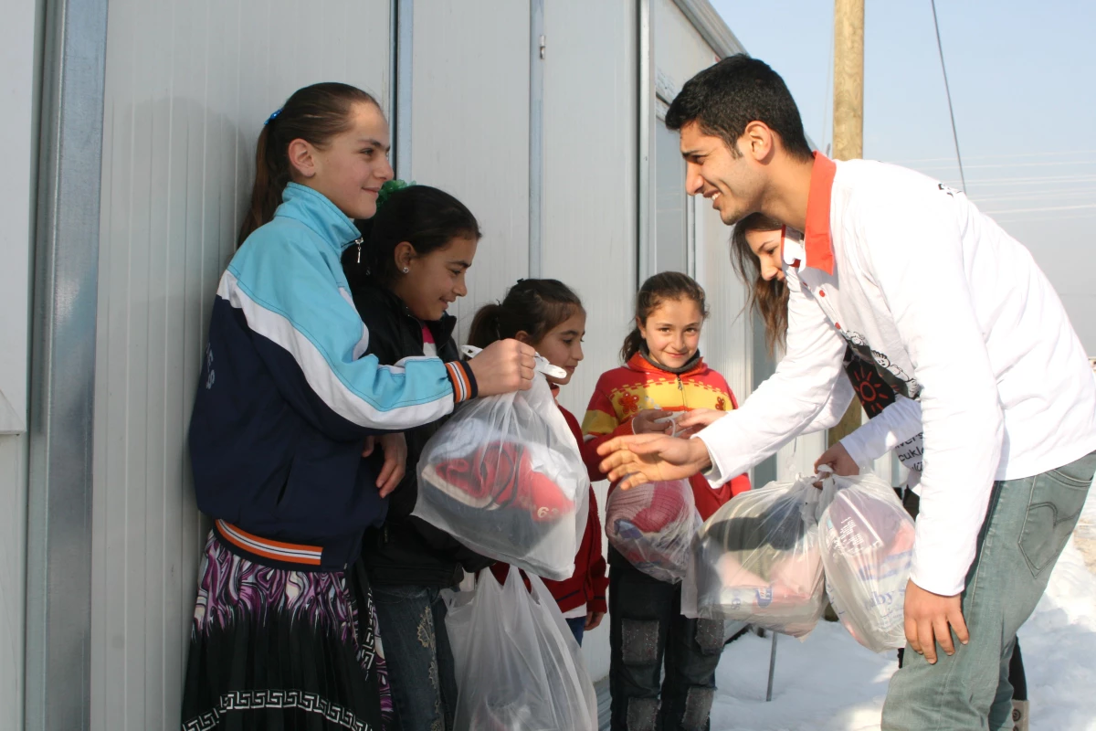 Güneşin Çocukları Kulübü\'nden Depremzede Çocuklara Giyim Yardımı