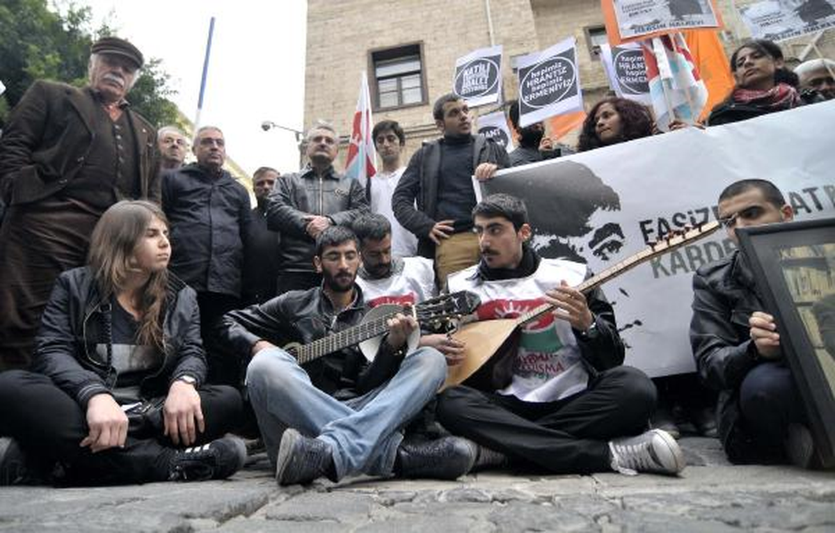 Hrant Dink\'i \'Sarı Gelin\' Türküsüyle Andılar