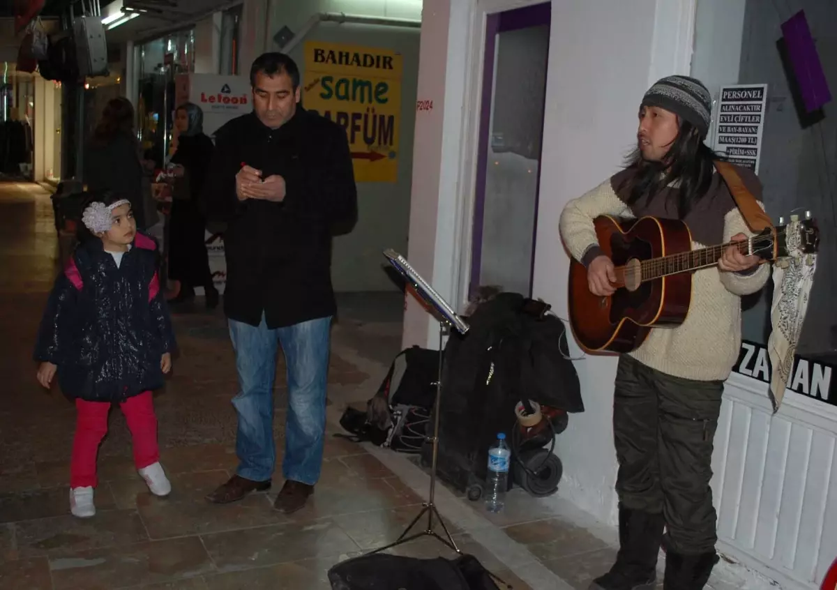 Japon Turist Gitarıyla Şenlendirdi